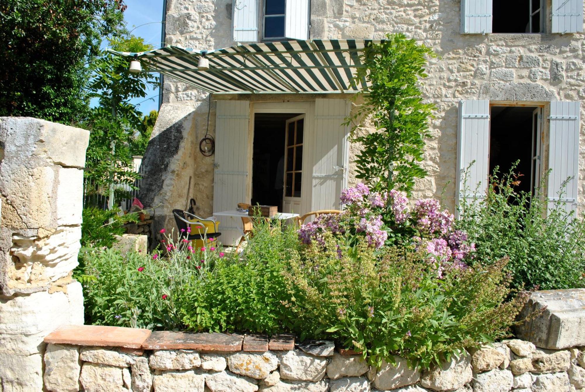 Les Foucauds Hotell Saint-Quentin-de-Caplong Exteriör bild